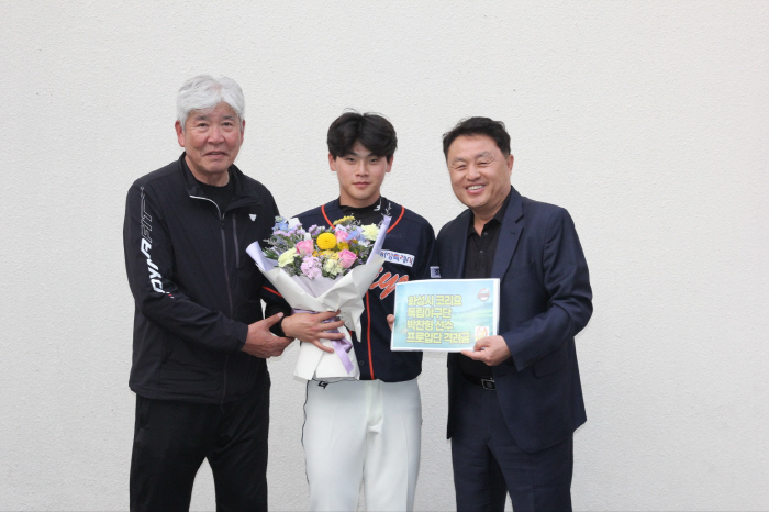 '불꽃야구' 박찬형, 육성선수로 롯데 입단 "하늘에 계신 아버지와 약속 …