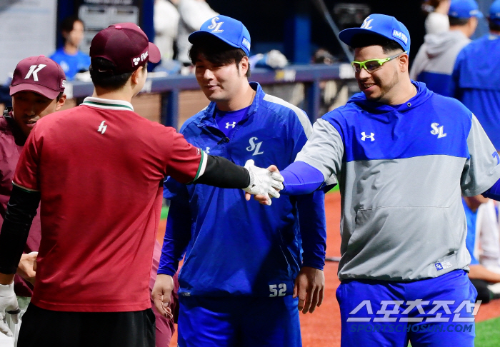 후라도 '몹시' 반기는 키움 식구들 '이렇게 아까운데 왜 보냈을까?' […