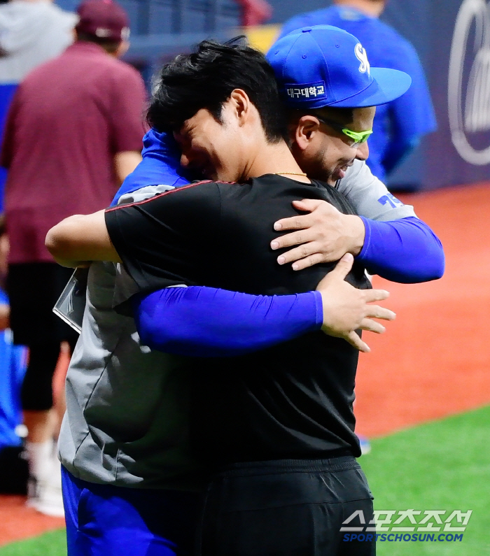 후라도 '몹시' 반기는 키움 식구들 '이렇게 아까운데 왜 보냈을까?' […
