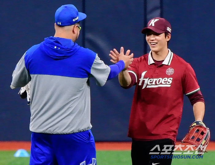 후라도 '몹시' 반기는 키움 식구들 '이렇게 아까운데 왜 보냈을까?' […