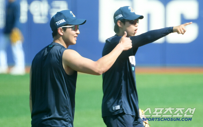 '울산에서 행복 야구' NC 스마일맨 김휘집...연신 엄지척[울산 현장]