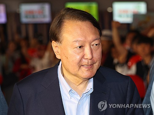 尹, '부정선거' 주장 영화관람…대선 앞 음모론 논란 부추기나