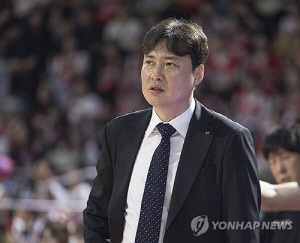 kt, 4강 이끈 송영진 감독과 결별…프로농구 사령탑 절반 교체