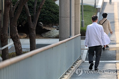 '빅5' 사직 전공의 추가모집…고연차 복귀 기대감 속 회의론도