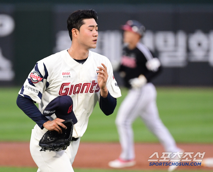 ABS도 외면하다니...  157㎞ 3구 삼진에 환호→볼넷 6개 9실점 …