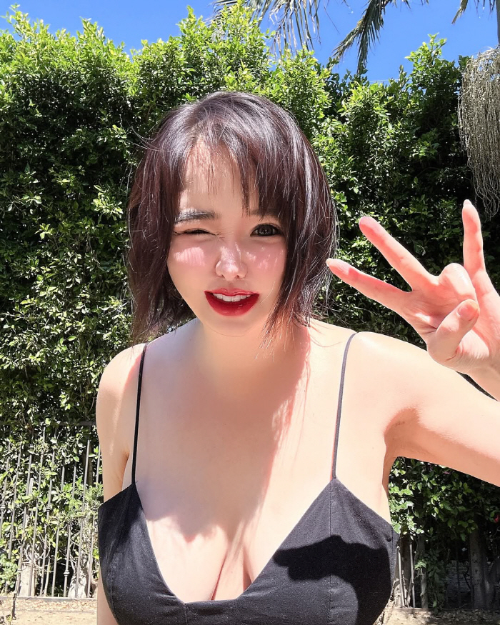 박봄, 필터 없이 얼굴 승부 '큰 눈망울+레드립'...단발 후 더 어려진…