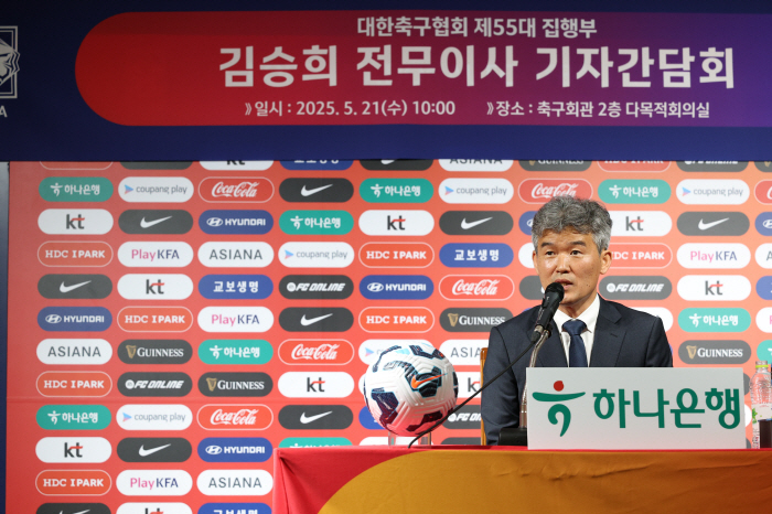 35년 원클럽맨→한국 축구 살림꾼' 변신한 김승희 전무 "팬 눈높이 맞출…