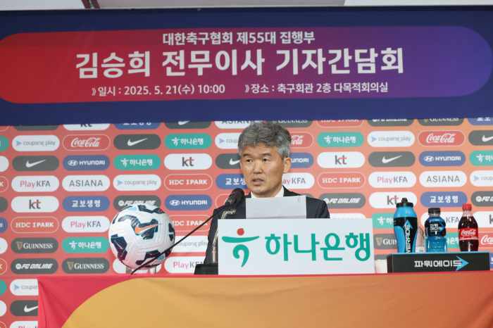 35년 원클럽맨→한국 축구 살림꾼' 변신한 김승희 전무 "팬 눈높이 맞출…