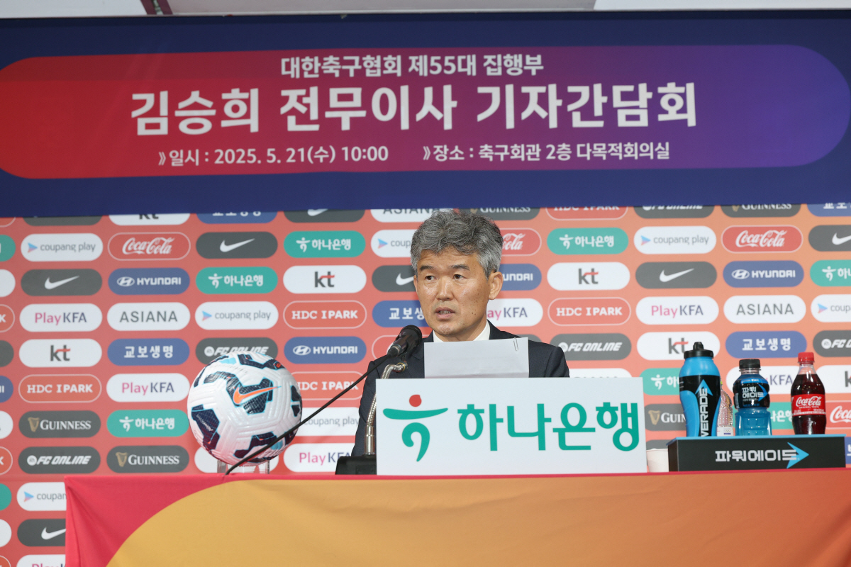 35년 원클럽맨→한국 축구 살림꾼' 변신한 김승희 전무 "팬 눈높이 맞출…