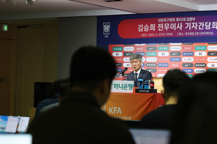 35년 원클럽맨→한국 축구 살림꾼' 변신한 김승희 전무 "팬 눈높이 맞출…