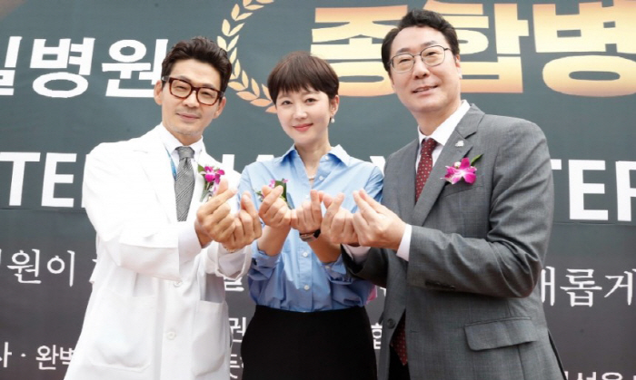 염정아, 종합병원장 사모님됐다…♥의사 남편 병원 승격 행사 참석