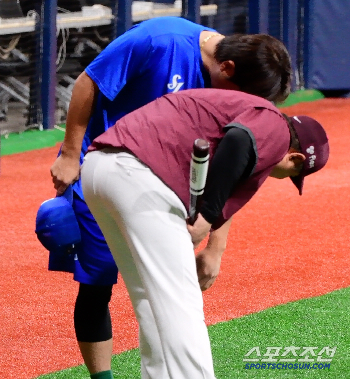 무릎 다친 40세 강민호, 아프다고 울더니 '깜짝 도루’에 11이닝 풀타…