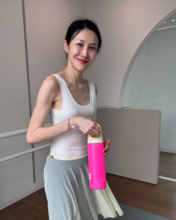 '엄태웅♥' 윤혜진, 갈비뼈 드러난 잘록 허리...365일 꾸준했던 운동…