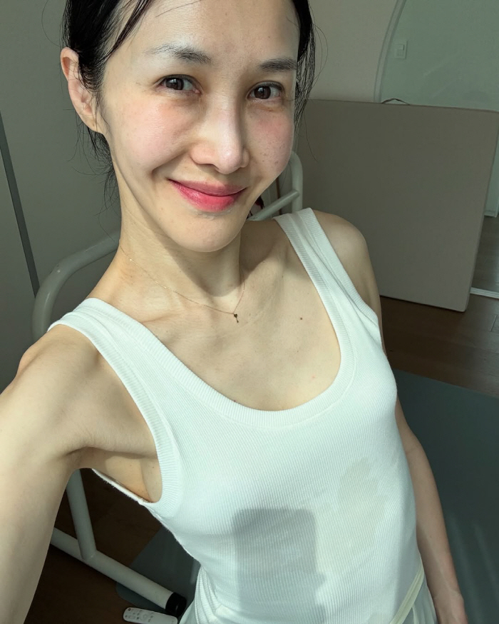 '엄태웅♥' 윤혜진, 갈비뼈 드러난 잘록 허리...365일 꾸준했던 운동…
