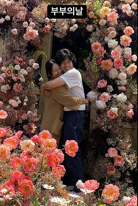 이효리♥이상순, 1cm 틈도 없는 초밀착 포옹...신혼 같은 '결혼 13년차' 부부
