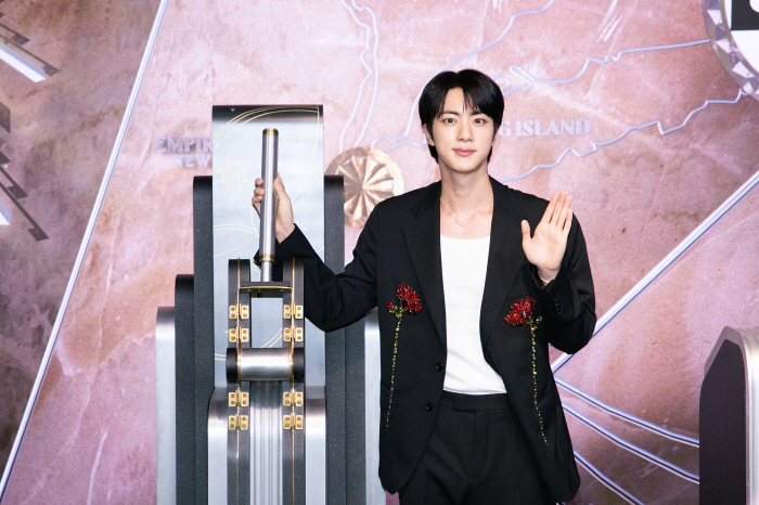 BTS 진, 美 뉴욕 밝히다…엠파이어 스테이트 빌딩 점등식 참석