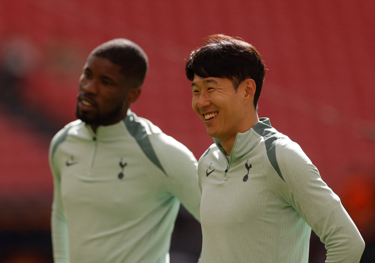 韓축구 대절망! '손흥민 선발 명단 이탈' 시나리오 떴다…그토록 바라던 …