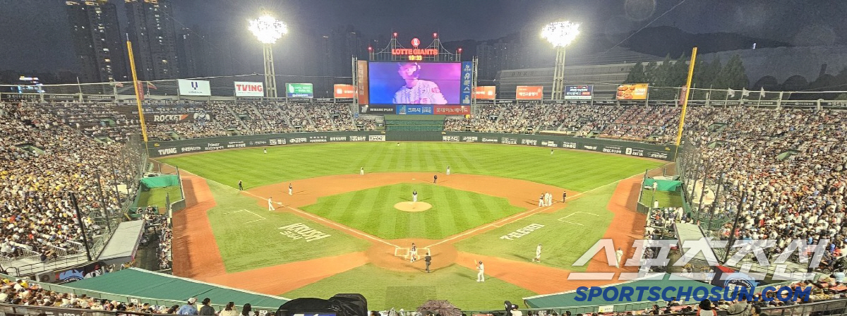 어제 9-17 패배에도 팬들 꽉찼다. 세계에서 가장 큰 노래방 12G 연…