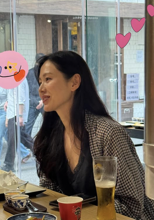 '현빈♥' 손예진, 식당에서 혼자 튀는 비주얼..육아 해방에 활짝