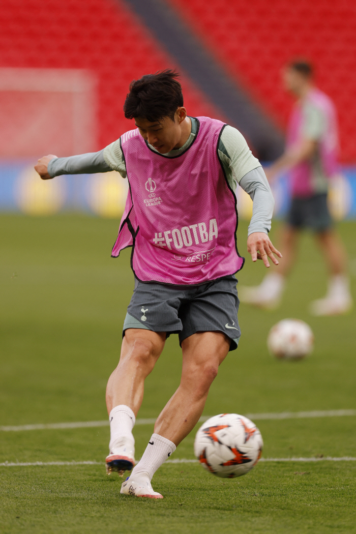 [속보]'대한민국의 자랑' UEFA 대문 장식한 손흥민…"토트넘 유니폼 …