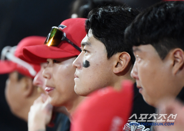 '실책에 뿔난 감독+김선빈 부상' KIA 너무 안 풀린다, KT에 2연패…
