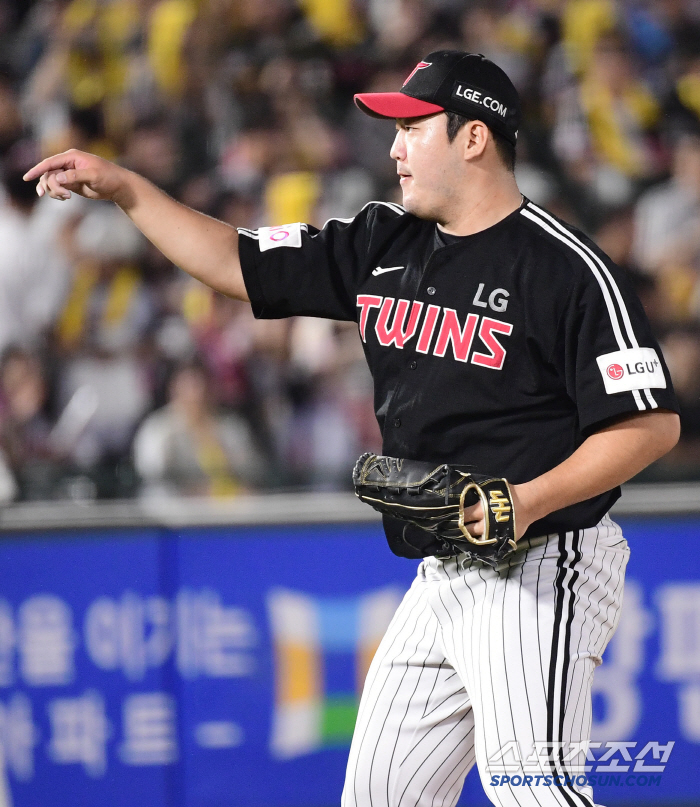'같은 투수맞아?' 6회말 3안타 1볼넷 4실점→11회말 무안타 1볼넷 …