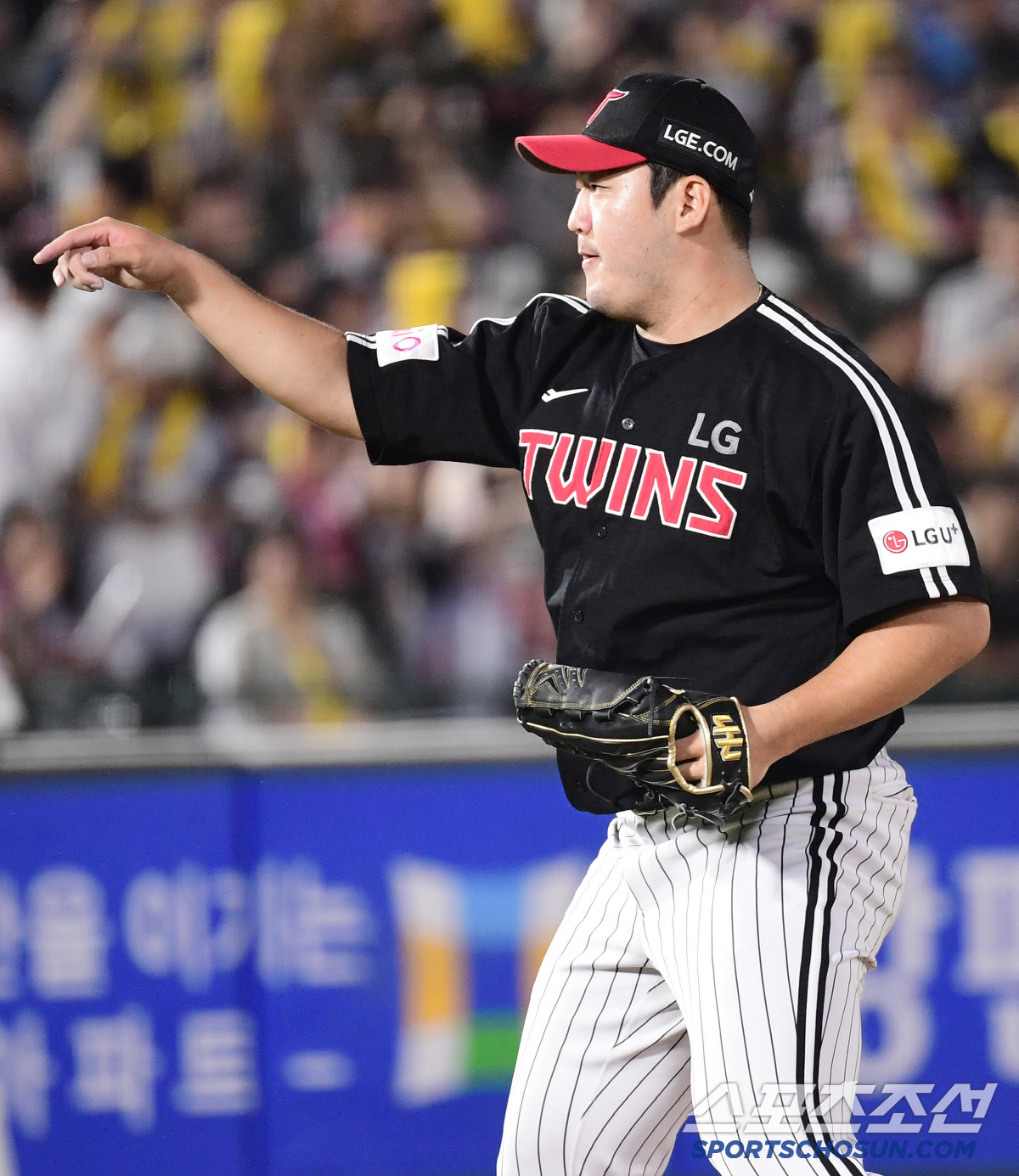 '같은 투수맞아?' 6회말 3안타 1볼넷 4실점→11회말 무안타 1볼넷 …