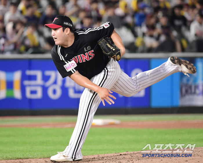'같은 투수맞아?' 6회말 3안타 1볼넷 4실점→11회말 무안타 1볼넷 …