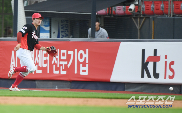 '예비 FA 대어 맞아?' 4억이나 줬는데…타격 슬럼프+치명적 실책까지,…
