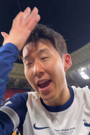 우승 트로피에 이마 긁힌 손흥민 