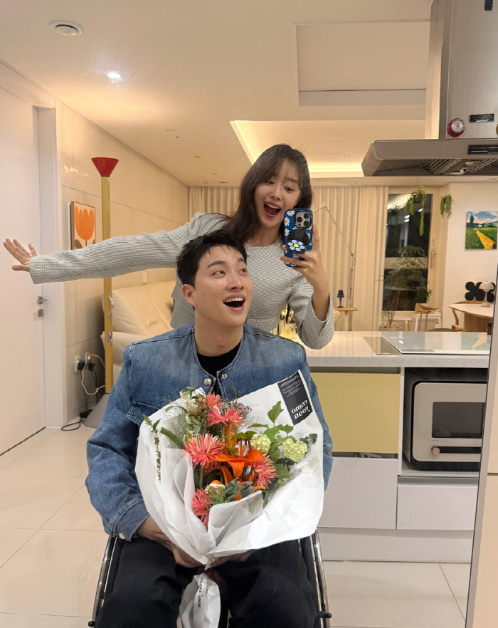 송지은♥박위, 부부의날에 간증 집회 참석 "꿀같은 나눔의 시간"