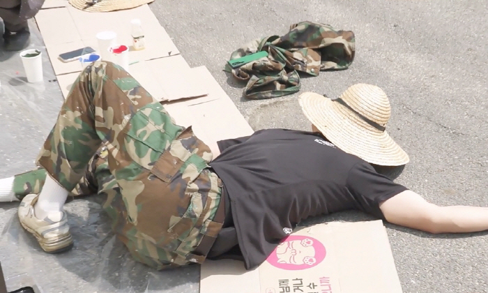 기안84, 바닥에 쓰러졌다…후배들 사이서 돌연 벌러덩(나혼산)