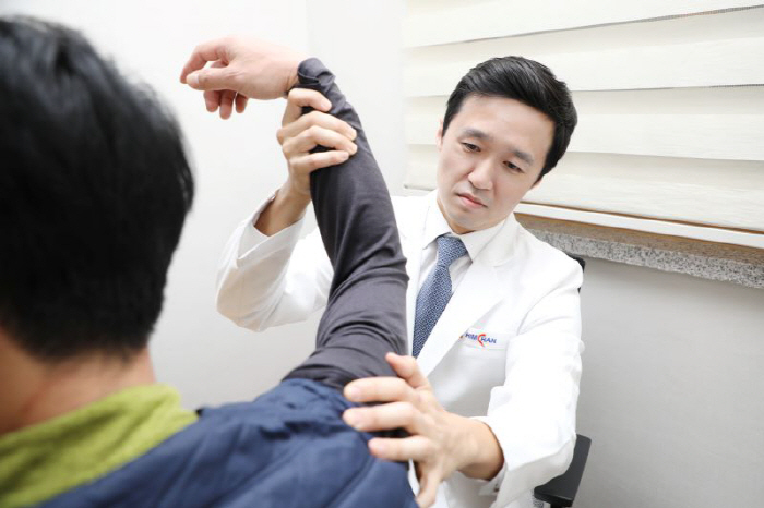 힘찬병원 "회전근개 파열, 어깨 역행성 인공관절 수술 효과적…출혈·수술시…