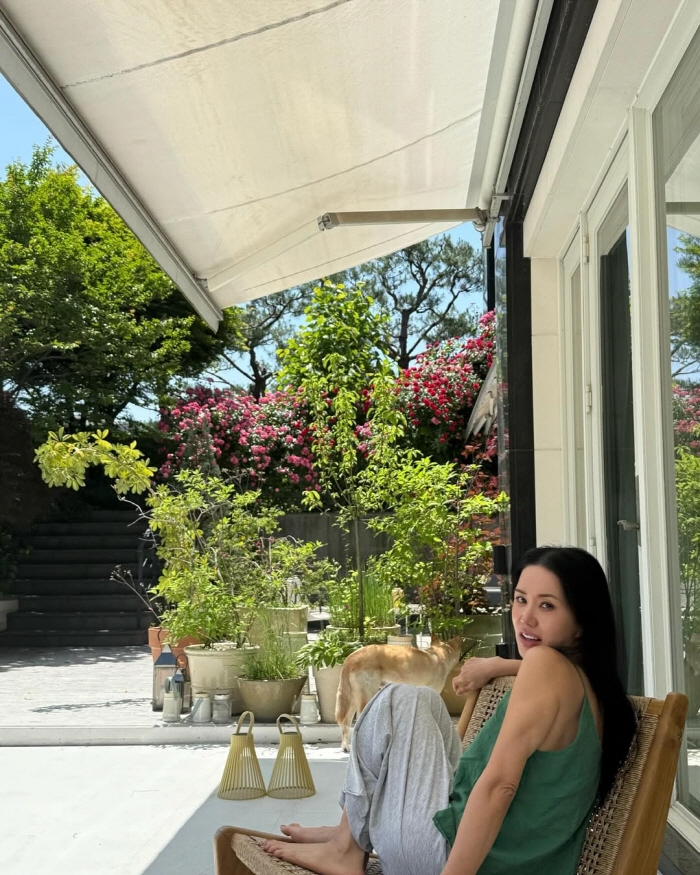엄정화, 50억 한남동 집 마당서 힐링...장미 향기에 흠뻑 "쉬는 날엔…