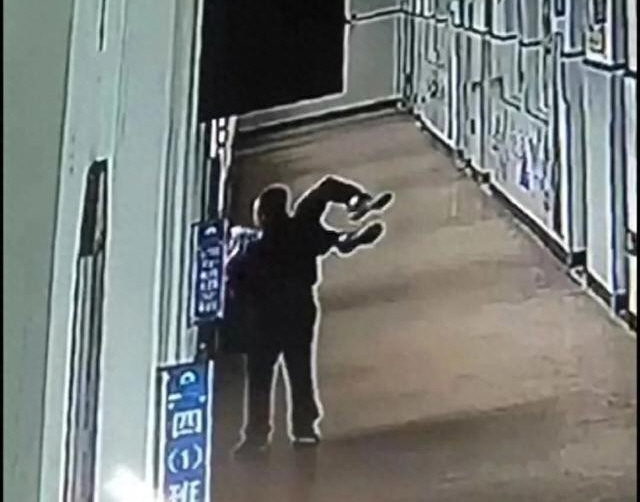 10살 학생 3층 창문에서 떨어뜨리겠다 위협한 교사, 이유는?