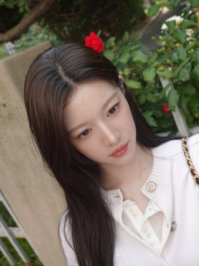 ‘인간 샤넬’ 고윤정, 봄날 화보 같은 일상…명품 백보다 눈부신 미모