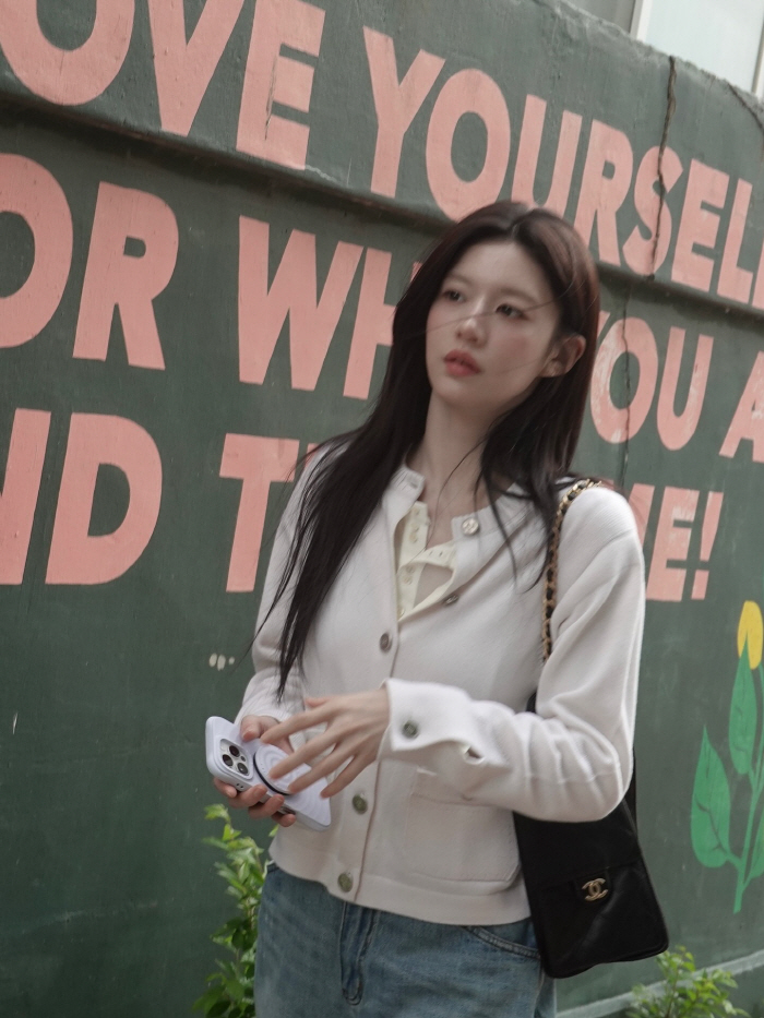 ‘인간 샤넬’ 고윤정, 봄날 화보 같은 일상…명품 백보다 눈부신 미모
