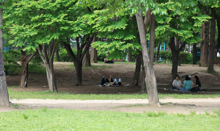 낮기온 최고 35도 넘는 때이른 '5월 무더위'…온열질환자 무더기 발생