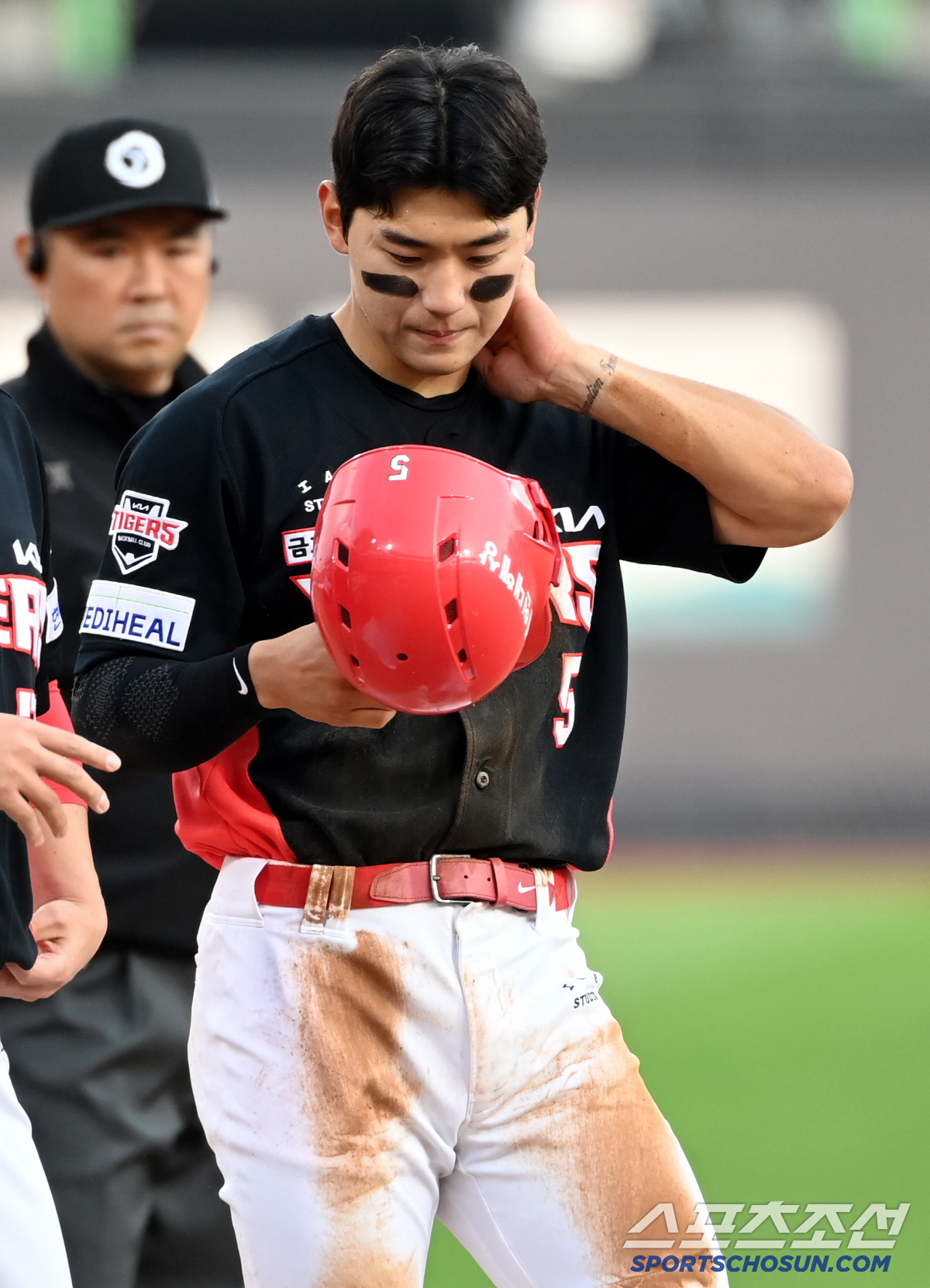 1회부터 가슴 철렁, 충돌에 쓰러진 박찬호-김도영, 놀란 가슴 쓸어내린 …