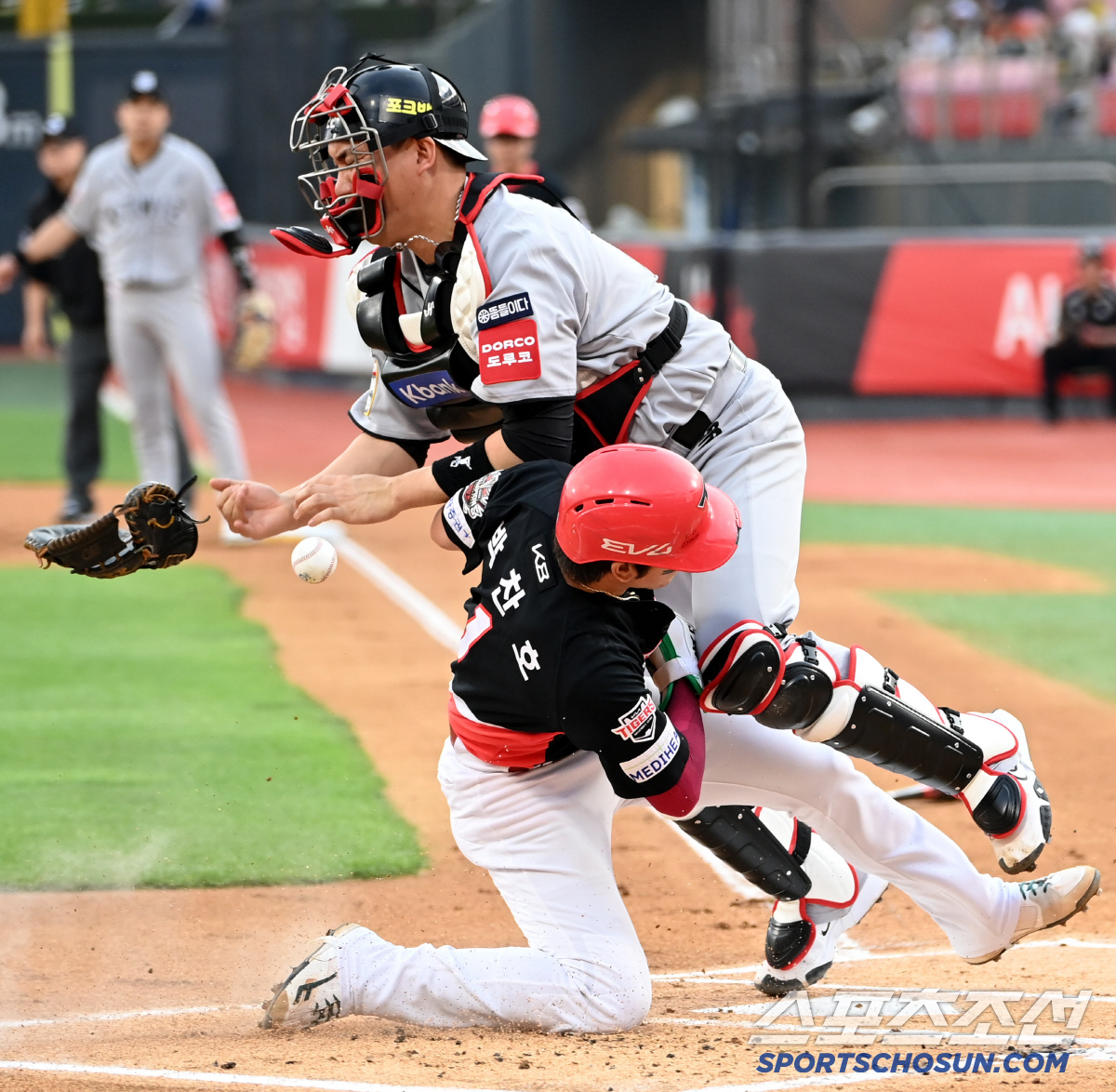 1회부터 가슴 철렁, 충돌에 쓰러진 박찬호-김도영, 놀란 가슴 쓸어내린 …