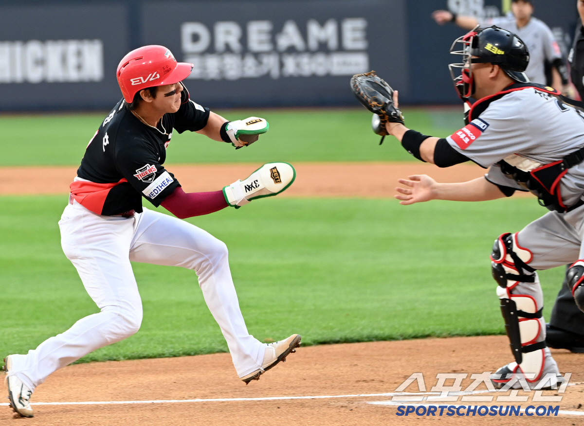 1회부터 가슴 철렁, 충돌에 쓰러진 박찬호-김도영, 놀란 가슴 쓸어내린 …