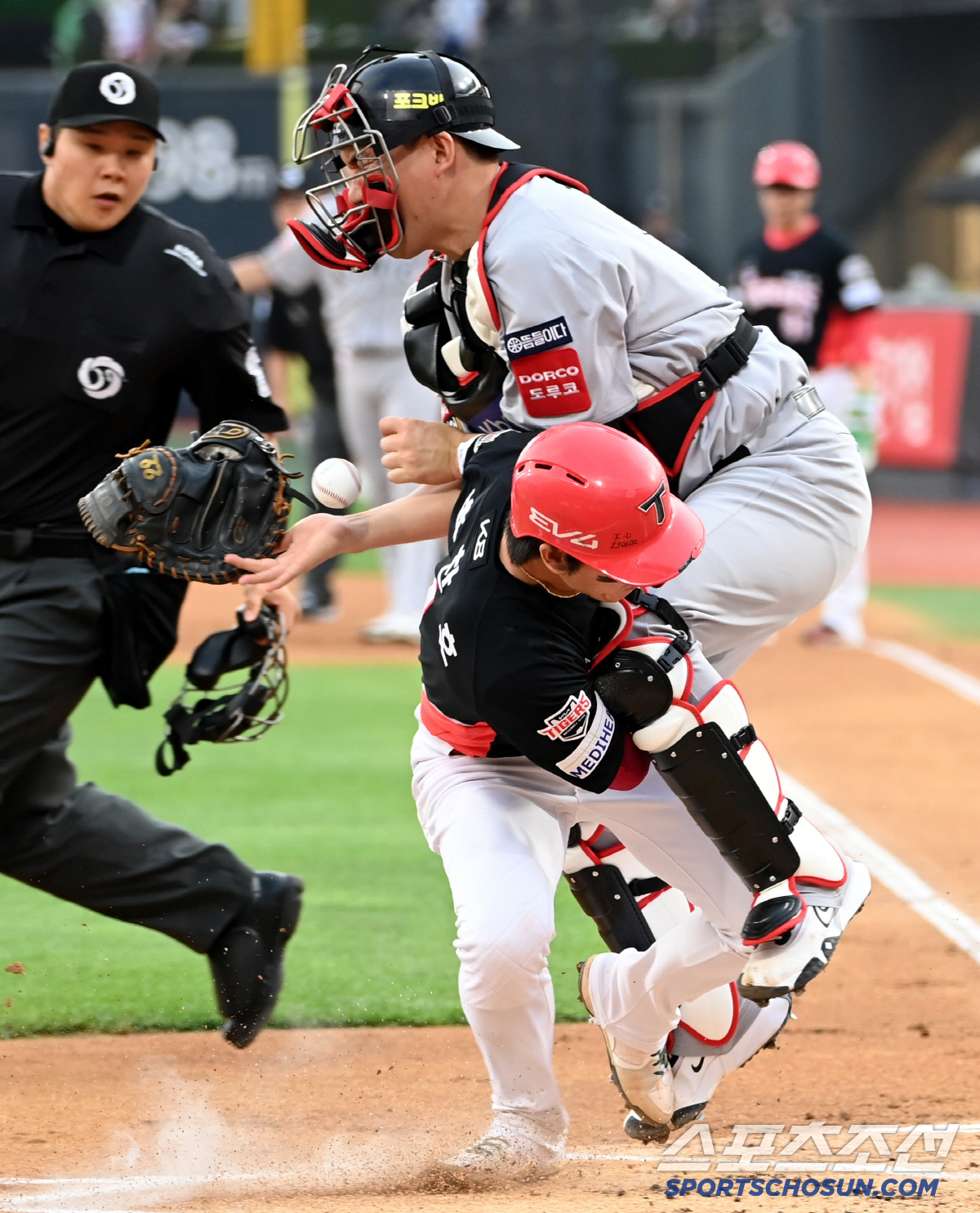 1회부터 가슴 철렁, 충돌에 쓰러진 박찬호-김도영, 놀란 가슴 쓸어내린 …