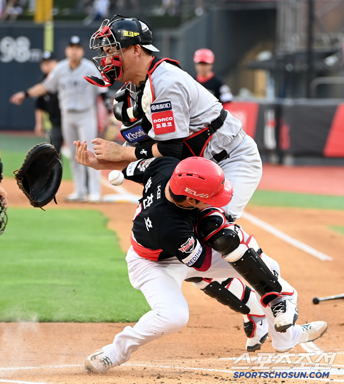 1회부터 가슴 철렁, 충돌에 쓰러진 박찬호-김도영, 놀란 가슴 쓸어내린 …