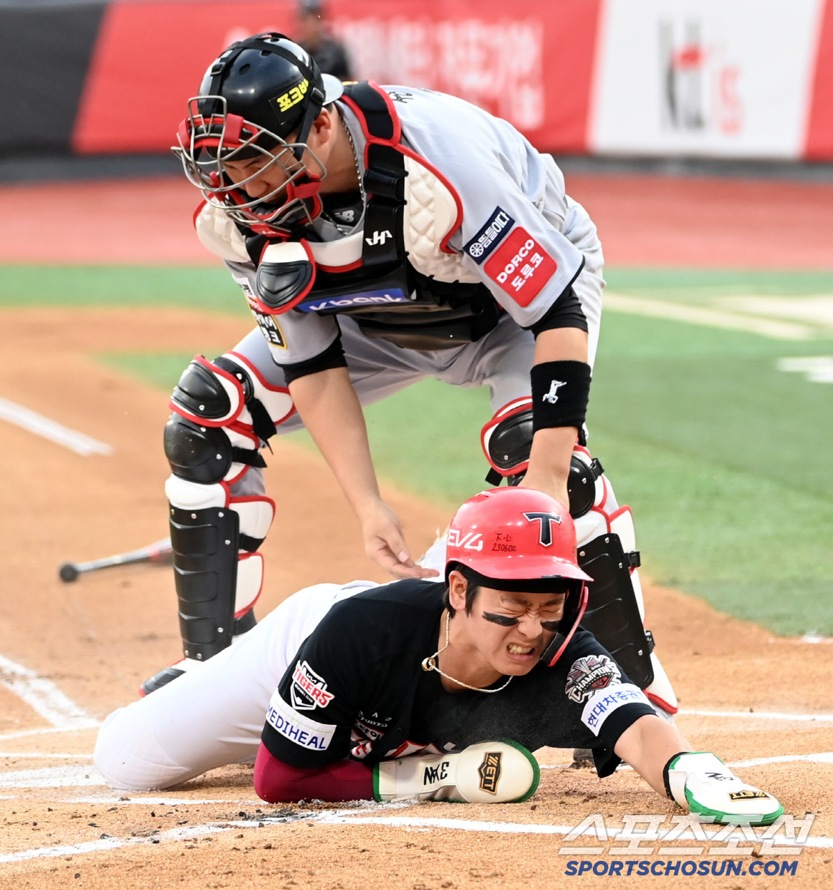 1회부터 가슴 철렁, 충돌에 쓰러진 박찬호-김도영, 놀란 가슴 쓸어내린 …