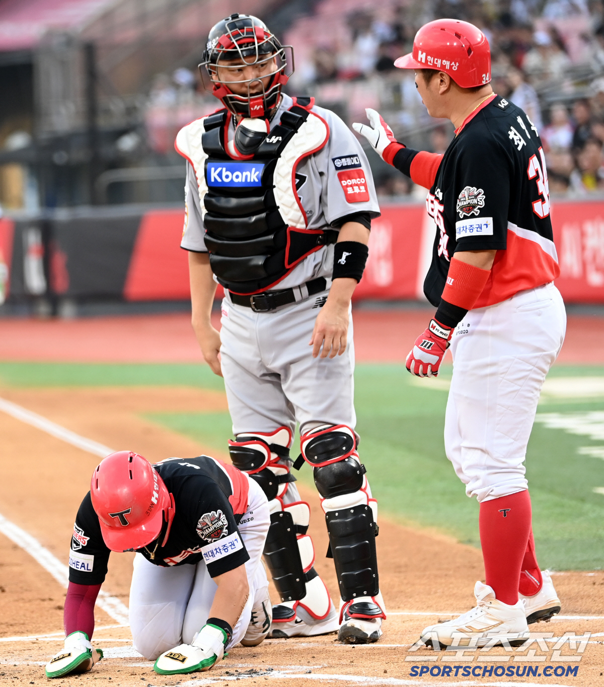 1회부터 가슴 철렁, 충돌에 쓰러진 박찬호-김도영, 놀란 가슴 쓸어내린 …