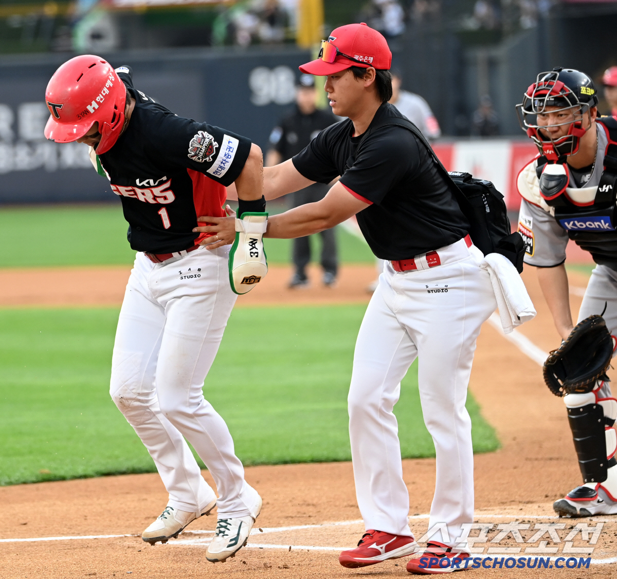 1회부터 가슴 철렁, 충돌에 쓰러진 박찬호-김도영, 놀란 가슴 쓸어내린 …