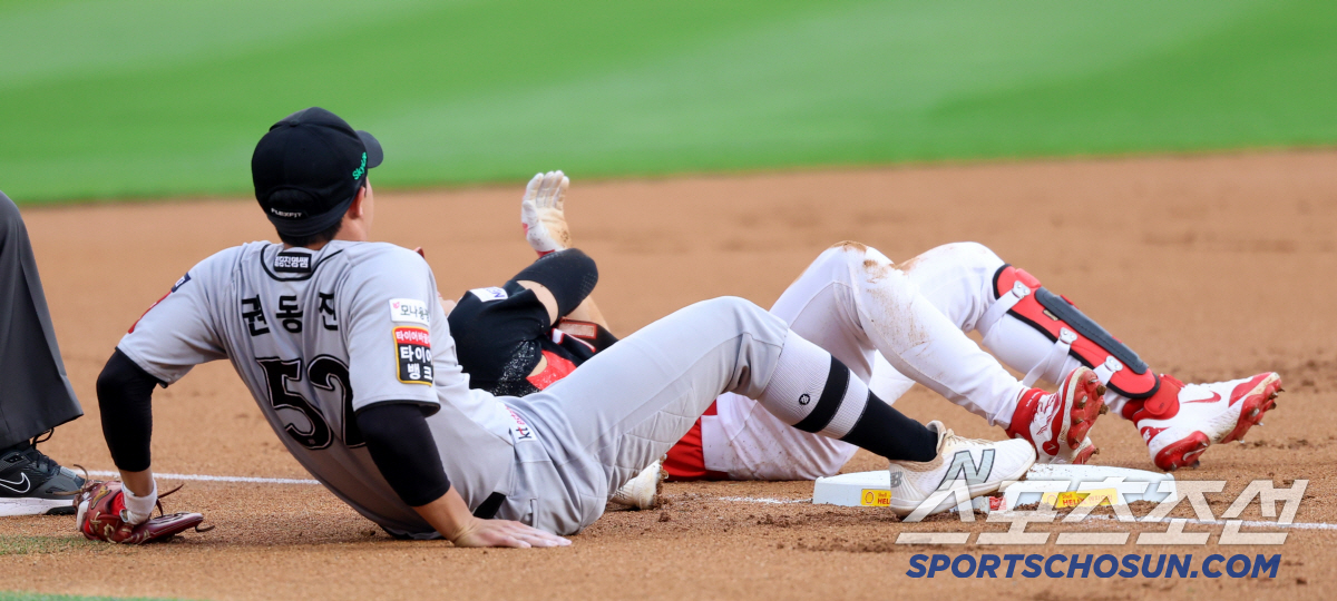 1회부터 가슴 철렁, 충돌에 쓰러진 박찬호-김도영, 놀란 가슴 쓸어내린 …