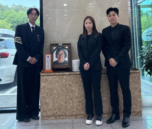 '모친상' 빽가, 母 생전 모습 공개 '먹먹'…"아픔 없는 곳, 행복하게…