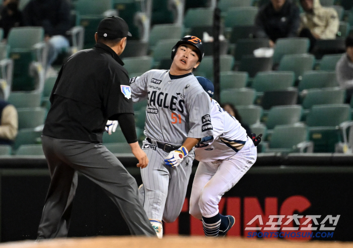 '교훈 잊었나' 기가 막힌 번트 안타 직후 허무하게 날린 동점 찬스...…