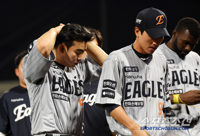 '교훈 잊었나' 기가 막힌 번트 안타 직후 허무하게 날린 동점 찬스...…